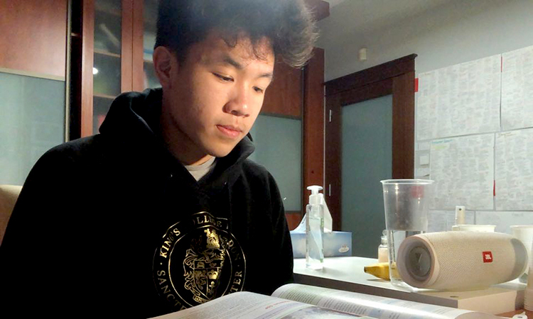 Thời gian c&aacute;ch ly trong ph&ograve;ng, Long chủ yếu l&agrave; tự học. L&uacute;c rảnh rỗi cậu tập thể dục đều đặn để n&acirc;ng cao sức khỏe. Ảnh: Nh&acirc;n vật cung cấp.